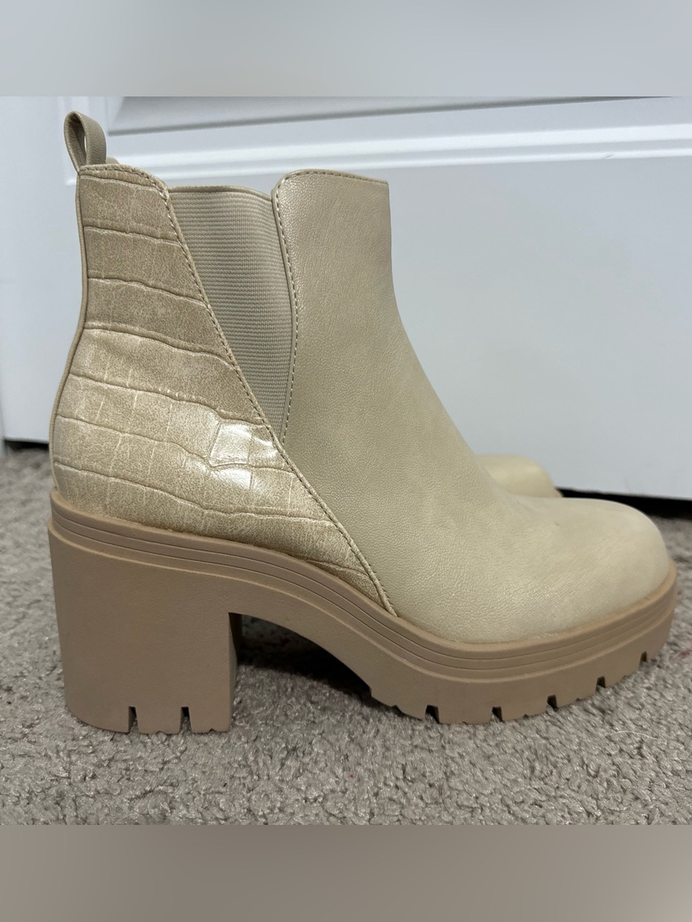 Cool Sun & Stone size 7.5 cream croc embossed lug sole boots Veronika new